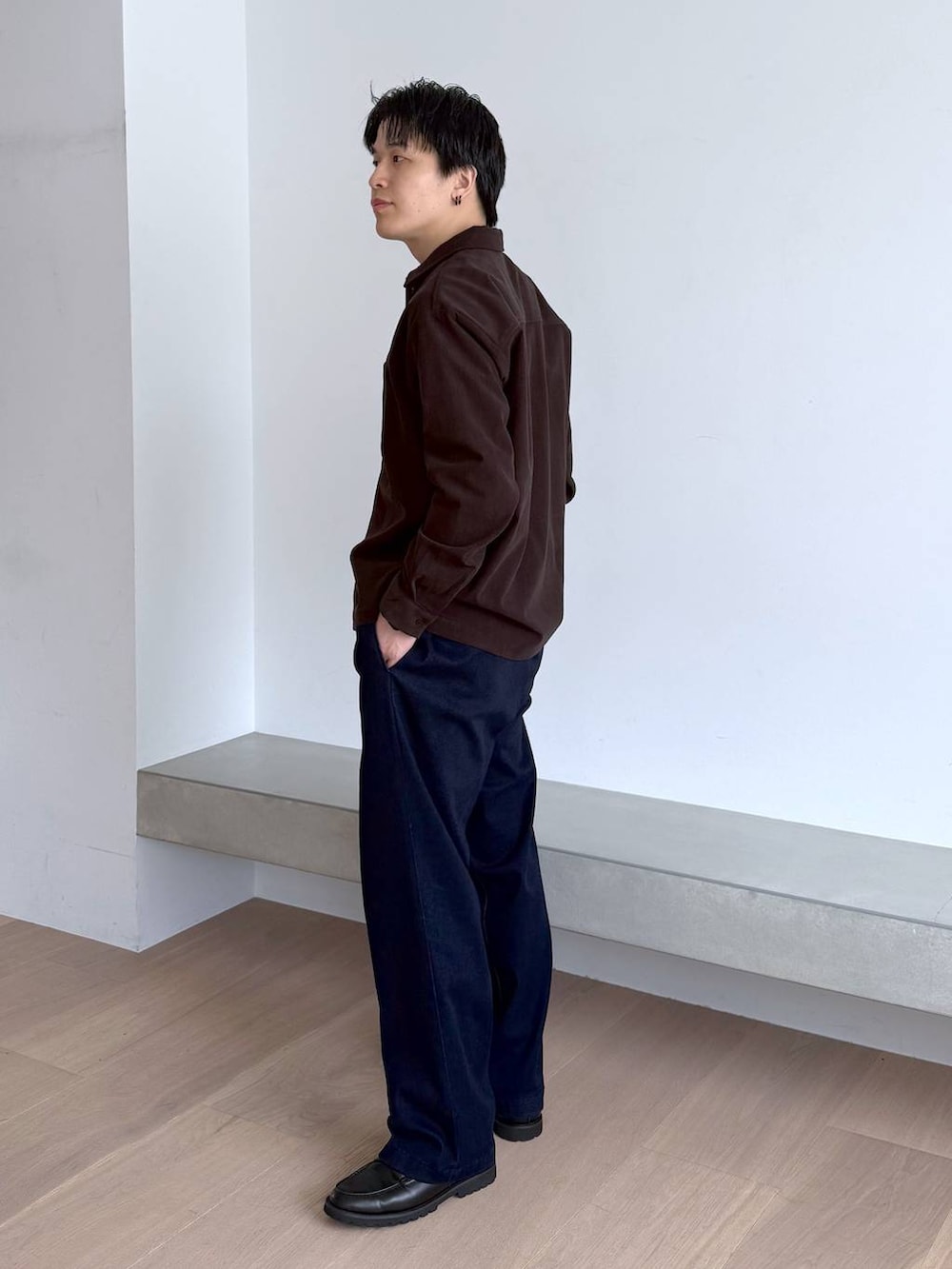 ブルー系のTシャツ/カットソー、ブルー系のスラックス、グレー系のその他シューズを着用したメンズの秋コーディネートの4枚目の写真