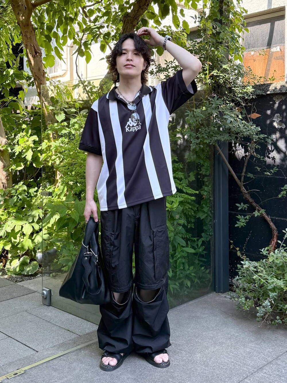 ブラック系のカーゴパンツ、グレー系のネックレスを着用したメンズの夏コーディネートの6枚目の写真