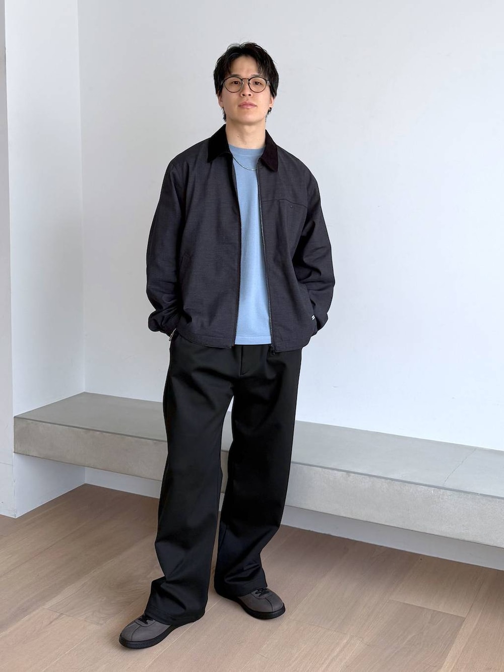 グレー系のスニーカー、ブラック系のその他パンツ、ブルー系のニット/セーターを着用したメンズの秋コーディネートの2枚目の写真