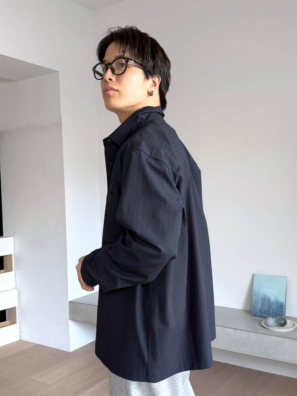 グレー系のその他パンツ、グレー系のその他シューズ、ブルー系のシャツ/ブラウスを着用したメンズの秋コーディネートの5枚目の写真