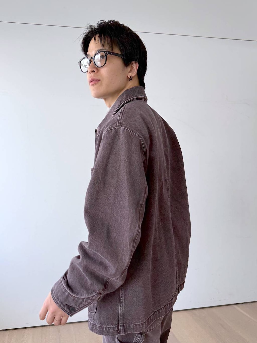 グレー系のその他シューズ、グレー系のシャツ/ブラウス、ブラウン系のデニムパンツを着用したメンズの秋コーディネートの7枚目の写真