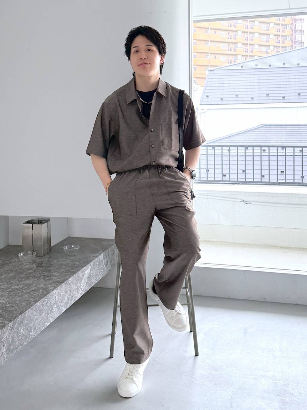 ブラック系のTシャツ/カットソー、ホワイト系のその他シューズ、ブラック系のショルダーバッグを着用したメンズの夏コーディネートの2枚目の写真