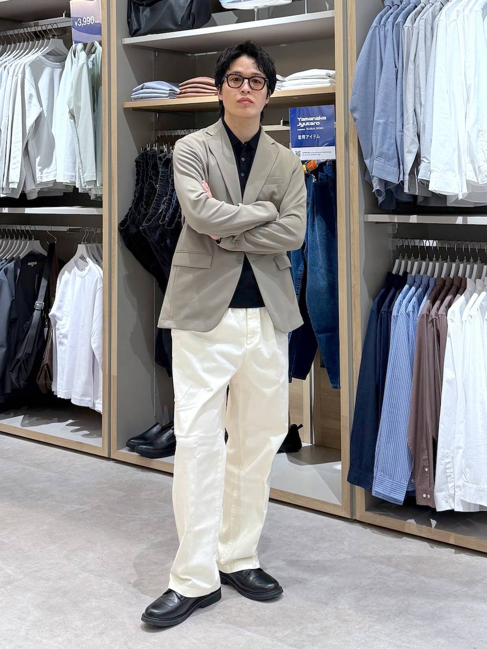 ホワイト系のその他パンツ、ベージュ系のテーラードジャケット、ブラック系のその他シューズを着用したメンズの冬コーディネートの4枚目の写真