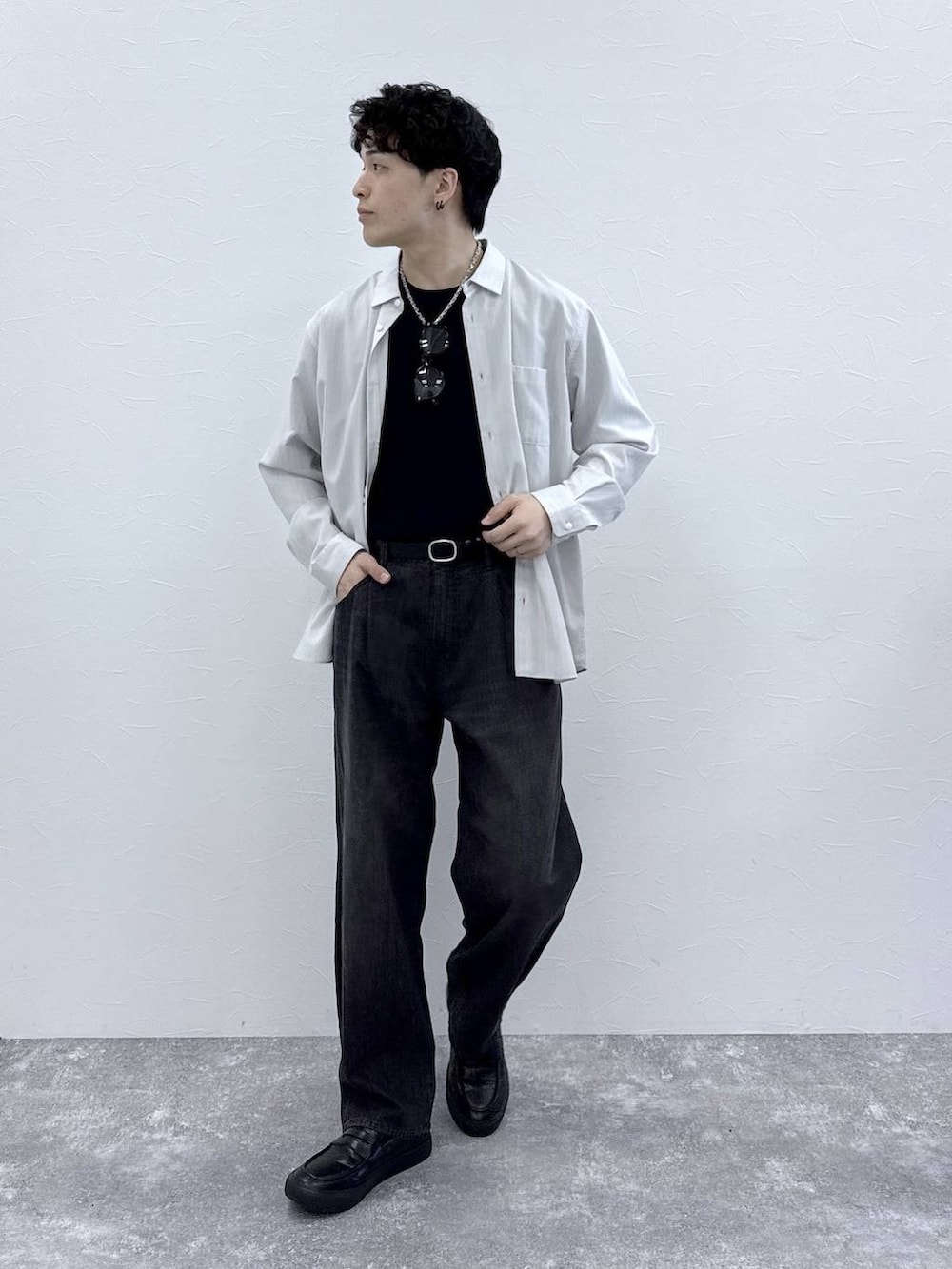 グレー系のその他シューズ、ブラック系のTシャツ/カットソー、ベージュ系のシャツ/ブラウスを着用したメンズの春コーディネートの5枚目の写真