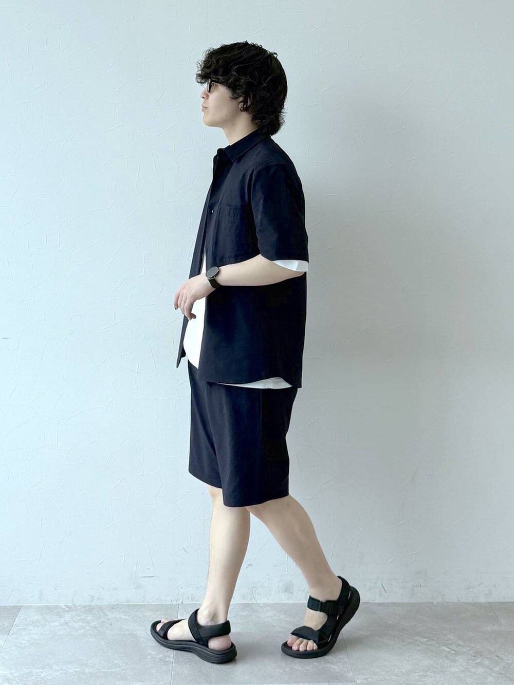 ブラック系のその他パンツ、ブラック系のシャツ/ブラウス、ホワイト系のTシャツ/カットソーを着用したメンズの夏コーディネートの3枚目の写真