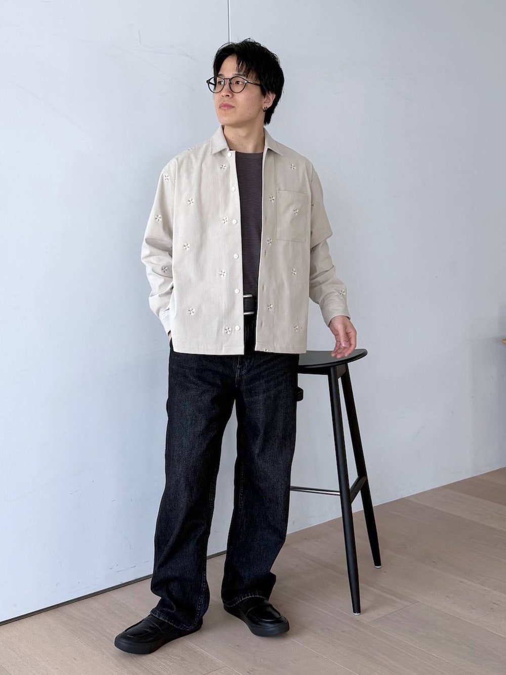 ブラウン系のTシャツ/カットソー、グレー系のその他シューズ、その他のデニムパンツを着用したメンズの秋コーディネートの4枚目の写真