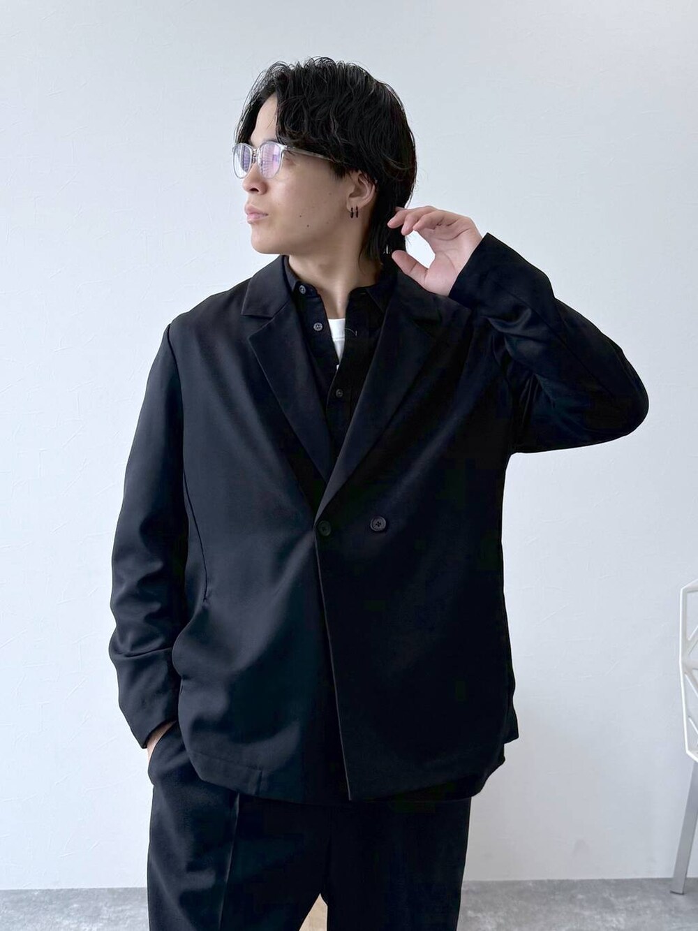 ホワイト系のTシャツ/カットソー、グレー系のシャツ/ブラウス、ブラック系のその他シューズを着用したメンズの秋コーディネートの6枚目の写真