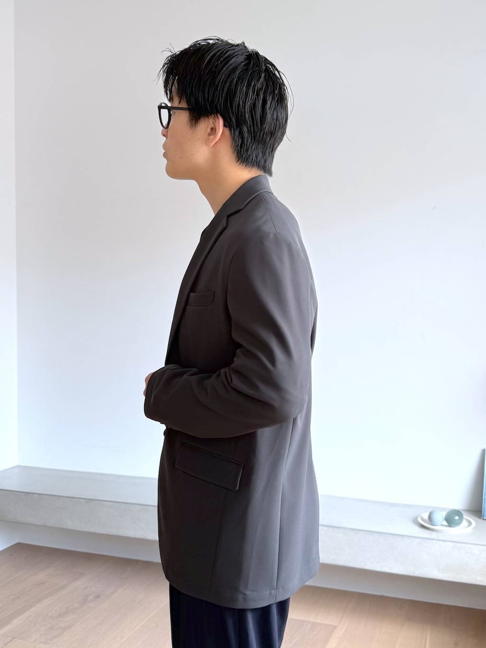ブルー系のその他パンツ、グレー系のその他シューズ、グレー系のテーラードジャケットを着用したメンズの秋コーディネートの7枚目の写真