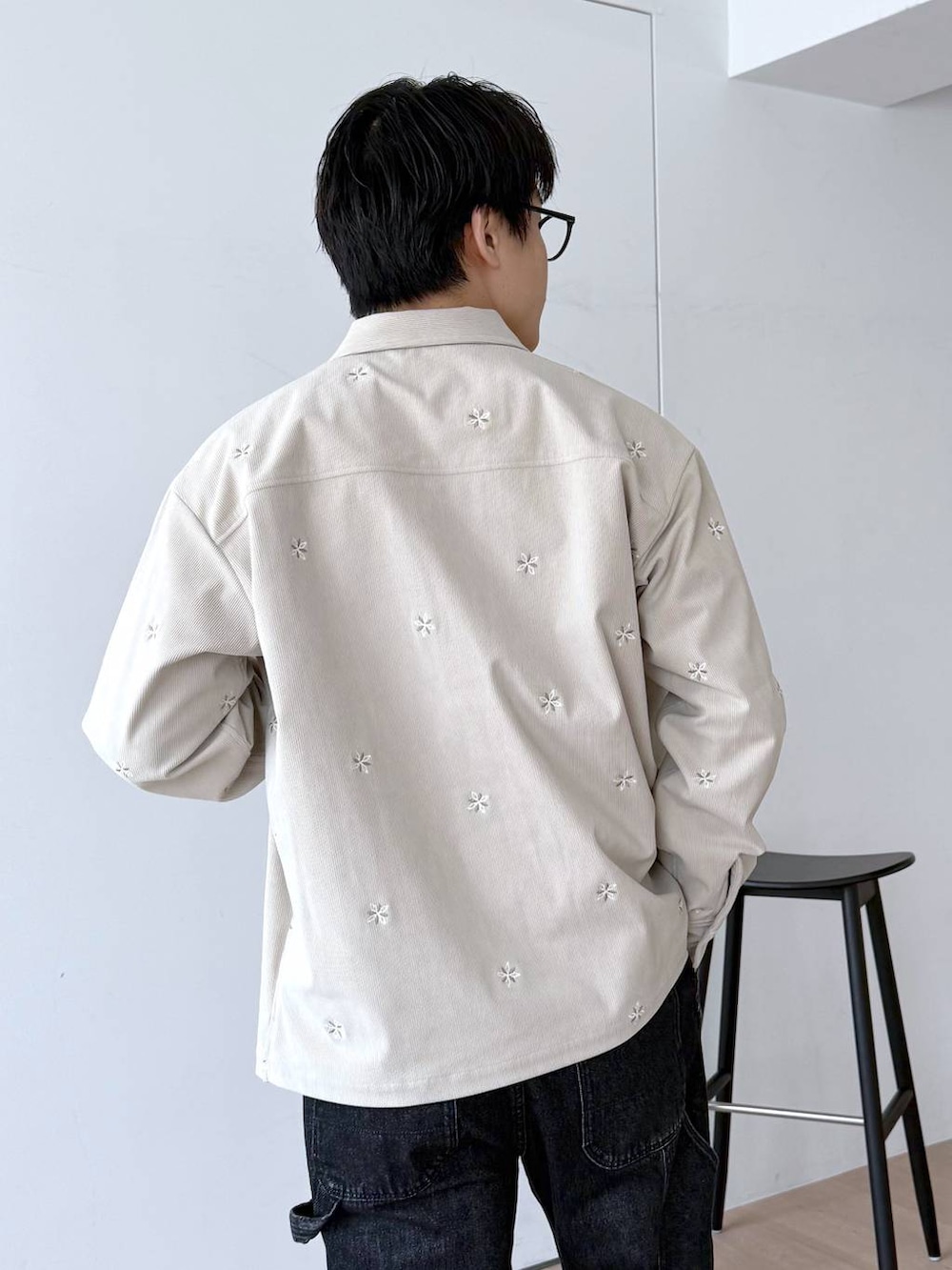 ブラウン系のTシャツ/カットソー、グレー系のその他シューズ、その他のデニムパンツを着用したメンズの秋コーディネートの8枚目の写真
