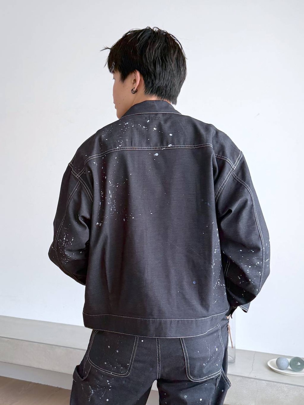 グレー系のその他シューズ、ブルー系のデニムパンツ、シルバー系のネックレスを着用したメンズの夏コーディネートの7枚目の写真