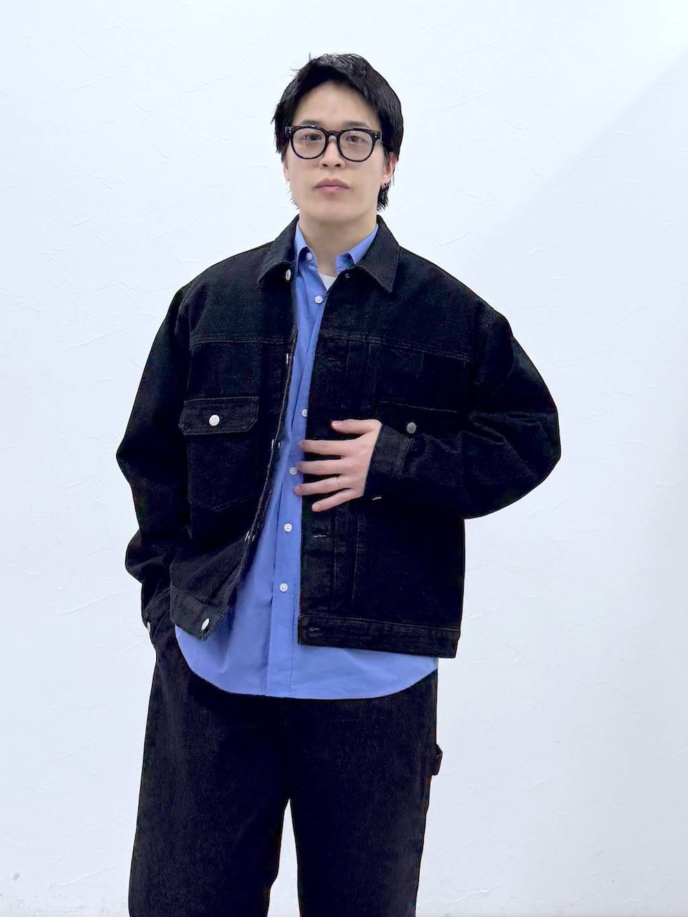 ブラック系のその他シューズ、ブラック系のデニムジャケット、ブルー系のシャツ/ブラウスを着用したメンズの冬コーディネートの6枚目の写真