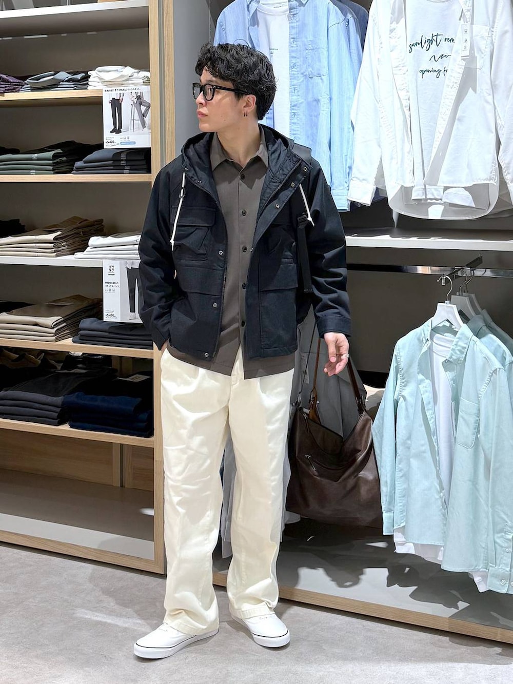 ブラック系のバックパック/リュック、ブラウン系のシャツ/ブラウス、ホワイト系のその他パンツを着用したメンズの春コーディネートの2枚目の写真