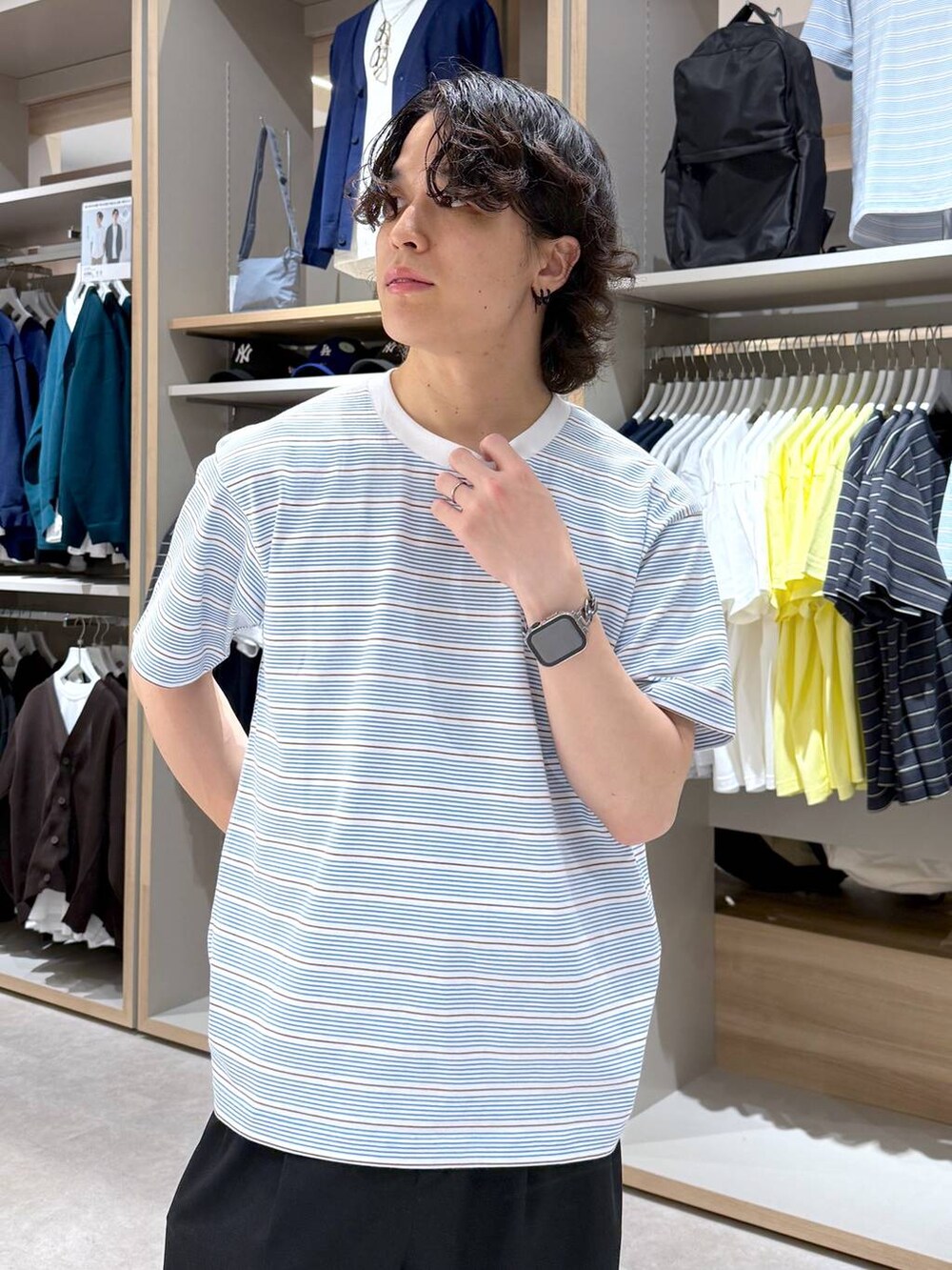 ブルー系のTシャツ/カットソー、シルバー系のブレスレットを着用したメンズの夏コーディネートの3枚目の写真