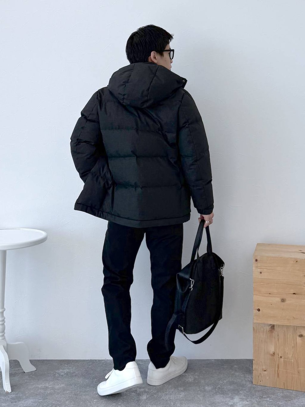 グレー系のダウンジャケット/コート、ブラック系のその他パンツ、ホワイト系のスウェットを着用したメンズの秋コーディネートの5枚目の写真