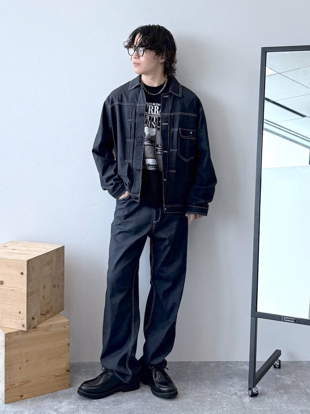 ブルー系のデニムパンツ、ブラック系のその他シューズ、ブルー系のデニムジャケットを着用したメンズの夏コーディネートの2枚目の写真