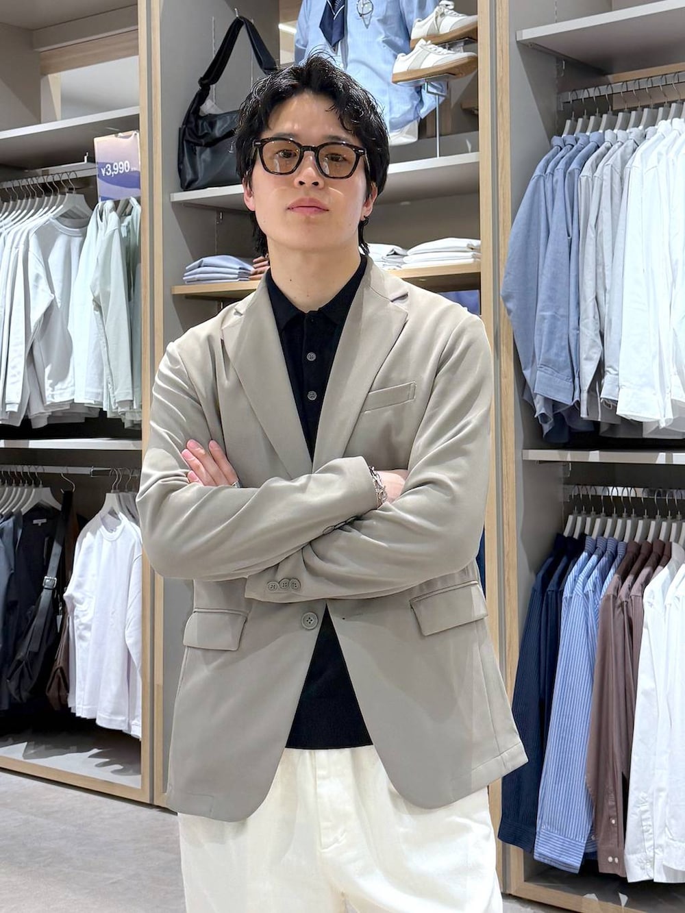 ホワイト系のその他パンツ、ベージュ系のテーラードジャケット、ブラック系のその他シューズを着用したメンズの冬コーディネートの7枚目の写真