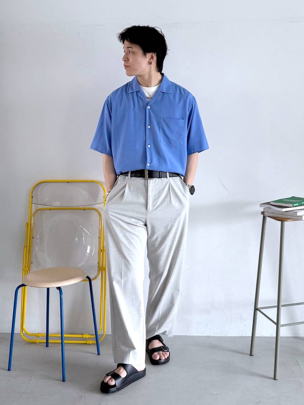 ホワイト系のスラックス、ホワイト系のTシャツ/カットソー、ブラック系のサンダルを着用したメンズの夏コーディネートの3枚目の写真