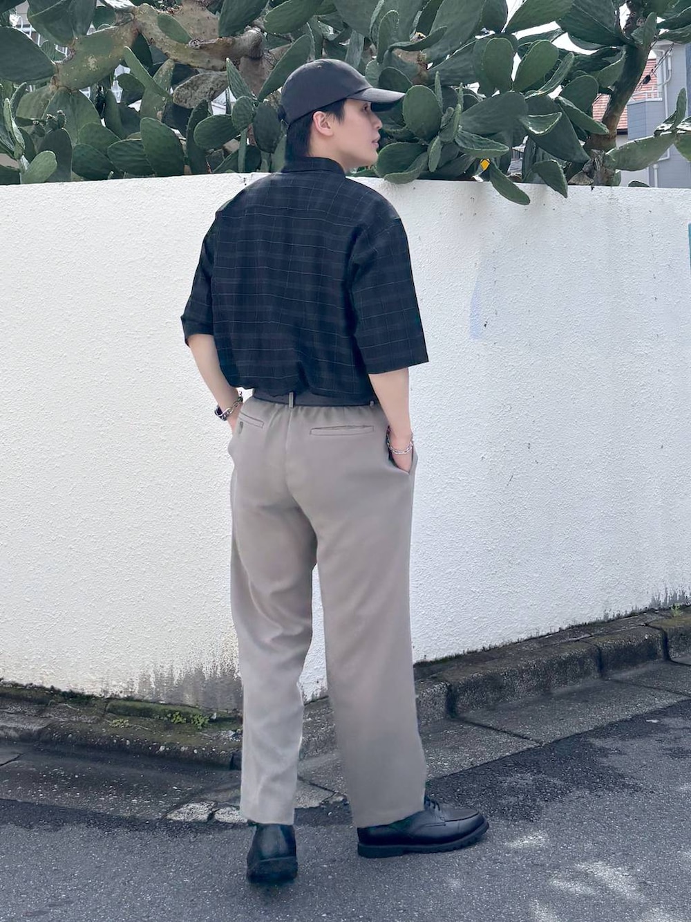 ホワイト系のTシャツ/カットソー、グレー系のその他シューズ、ブラック系のシャツ/ブラウスを着用したメンズの夏コーディネートの7枚目の写真