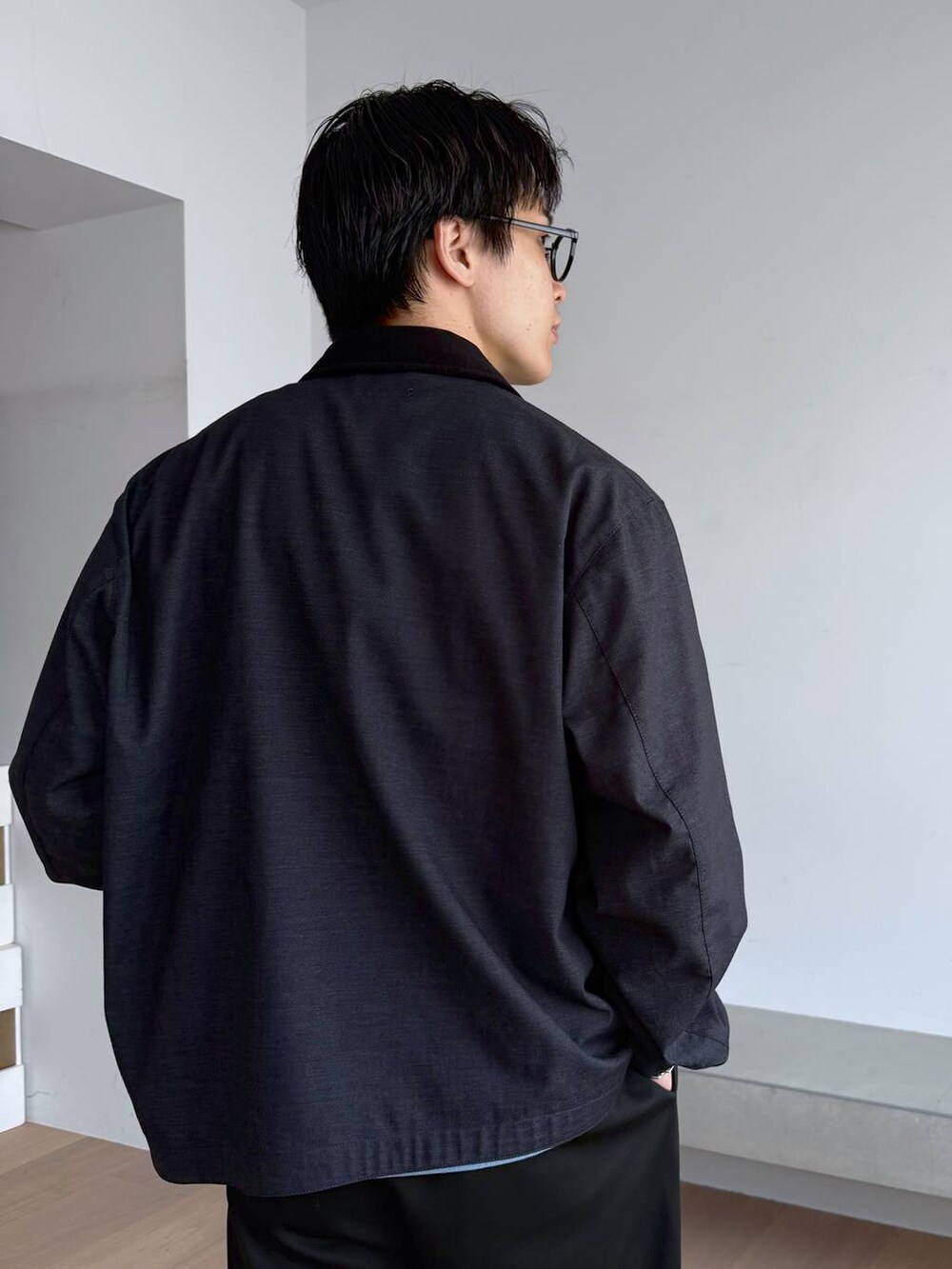 グレー系のスニーカー、ブラック系のその他パンツ、ブルー系のニット/セーターを着用したメンズの秋コーディネートの7枚目の写真