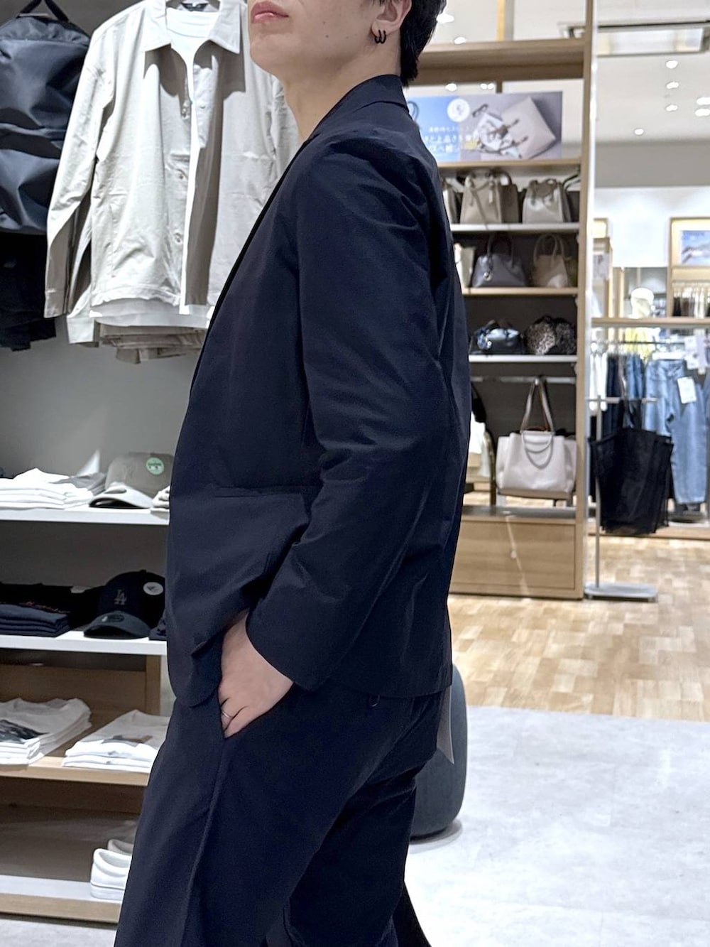 ブラック系のバックパック/リュック、ブルー系のその他パンツ、ブルー系のテーラードジャケットを着用したメンズの春コーディネートの7枚目の写真