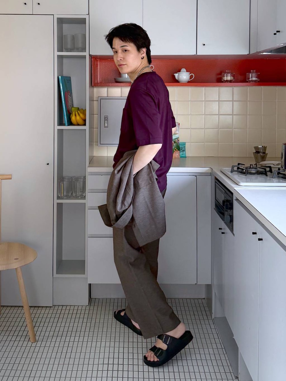 レッド系のTシャツ/カットソー、ブラック系のサンダル、ブラウン系のその他パンツを着用したメンズの夏コーディネートの3枚目の写真