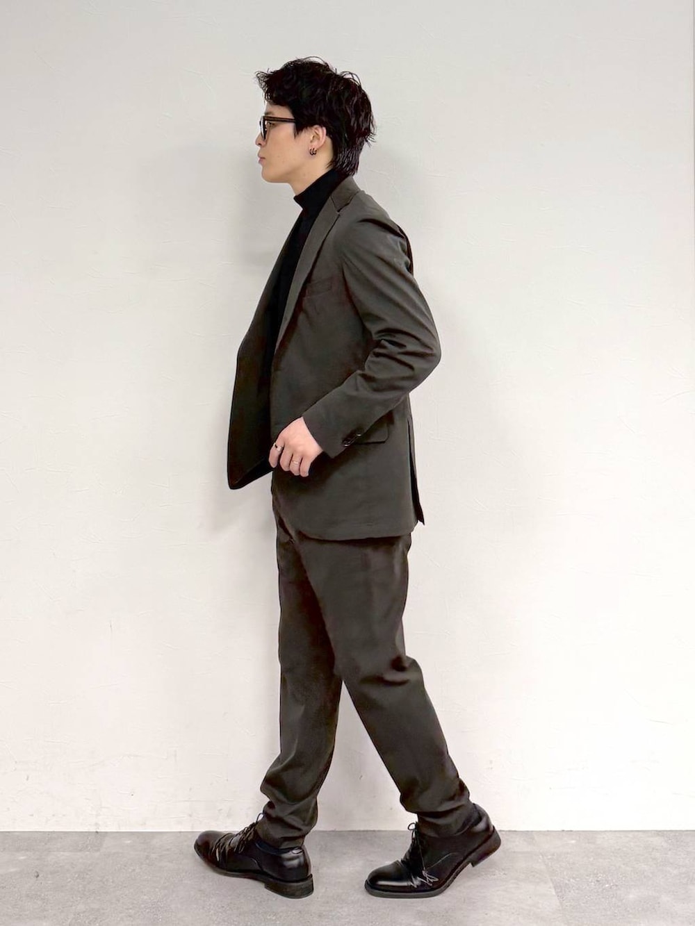 ブラック系のその他シューズ、ブラウン系のテーラードジャケット、ブラウン系のスラックスを着用したメンズの冬コーディネートの4枚目の写真