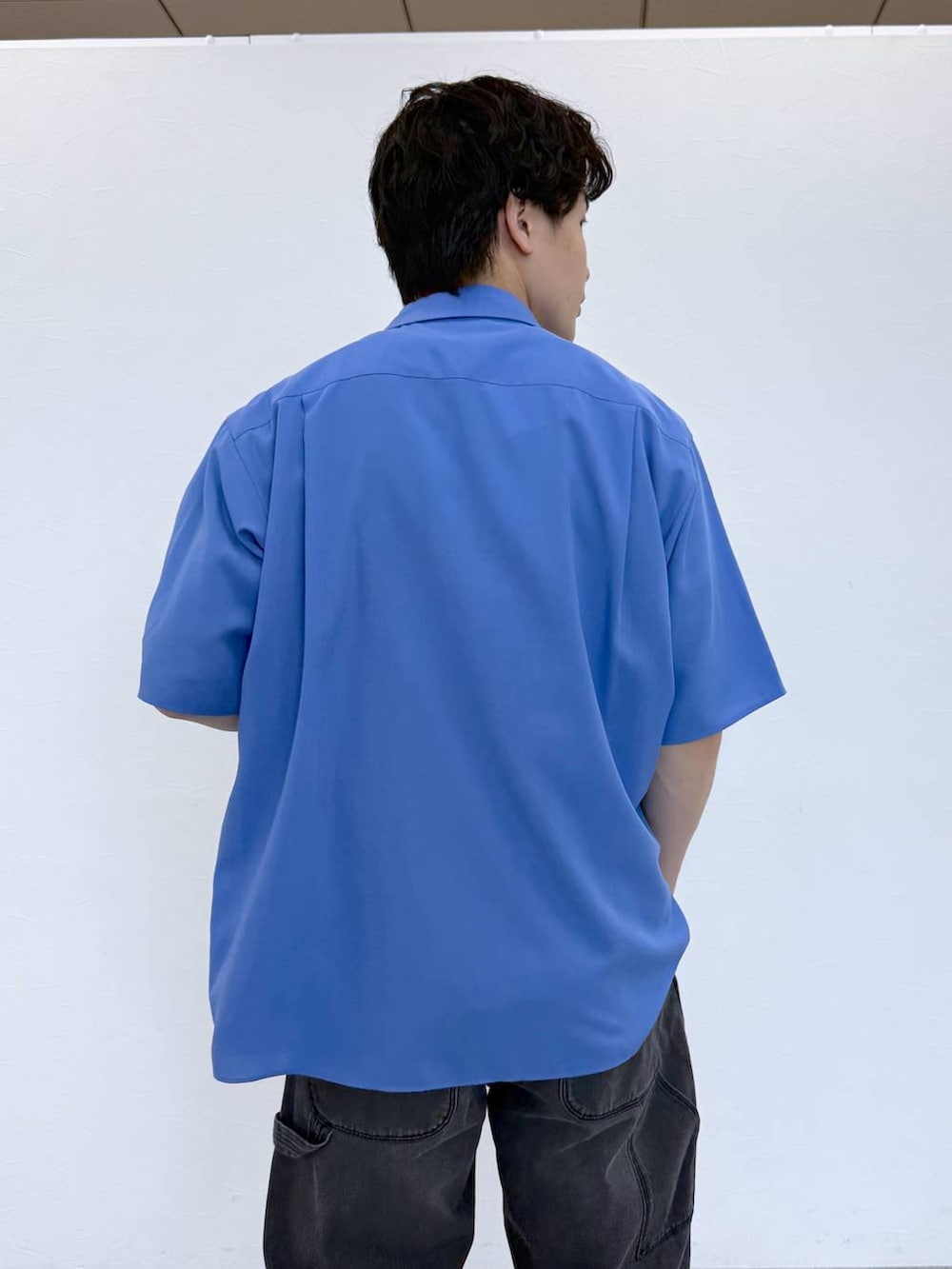 ブルー系のTシャツ/カットソー、ブルー系のシャツ/ブラウス、ブラック系のサンダルを着用したメンズの夏コーディネートの7枚目の写真