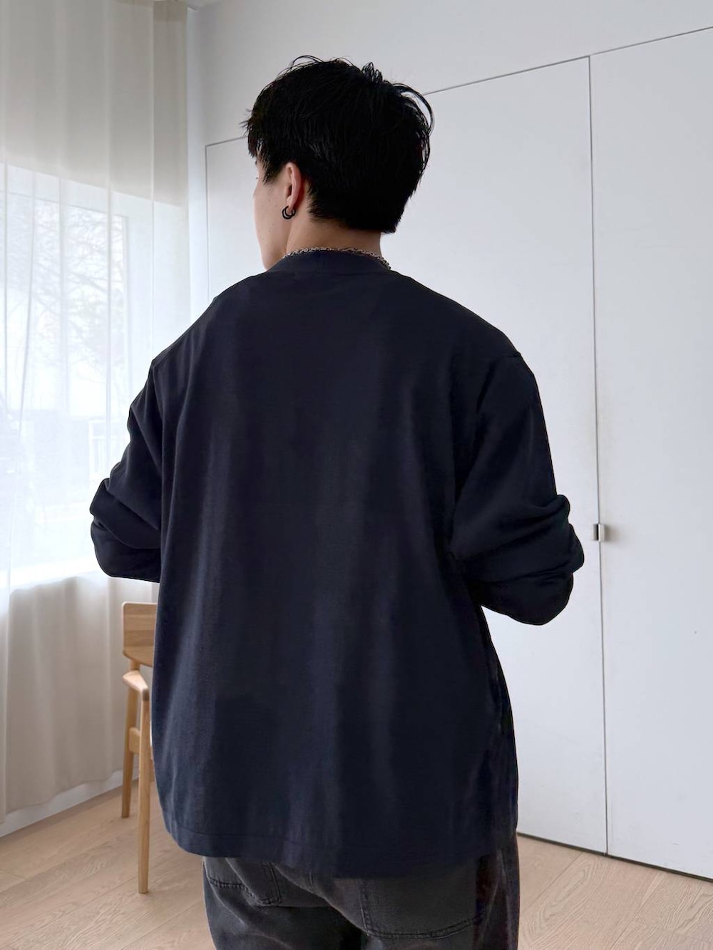 グレー系のTシャツ/カットソー、グレー系のその他シューズ、ブラック系のデニムパンツを着用したメンズの夏コーディネートの8枚目の写真