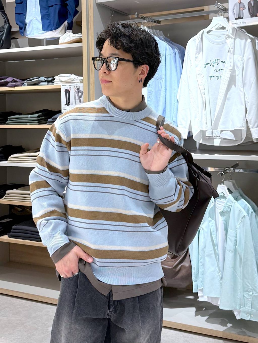 ブラック系のトートバッグ、ブルー系のニット/セーター、ブラウン系のシャツ/ブラウスを着用したメンズの春コーディネートの7枚目の写真