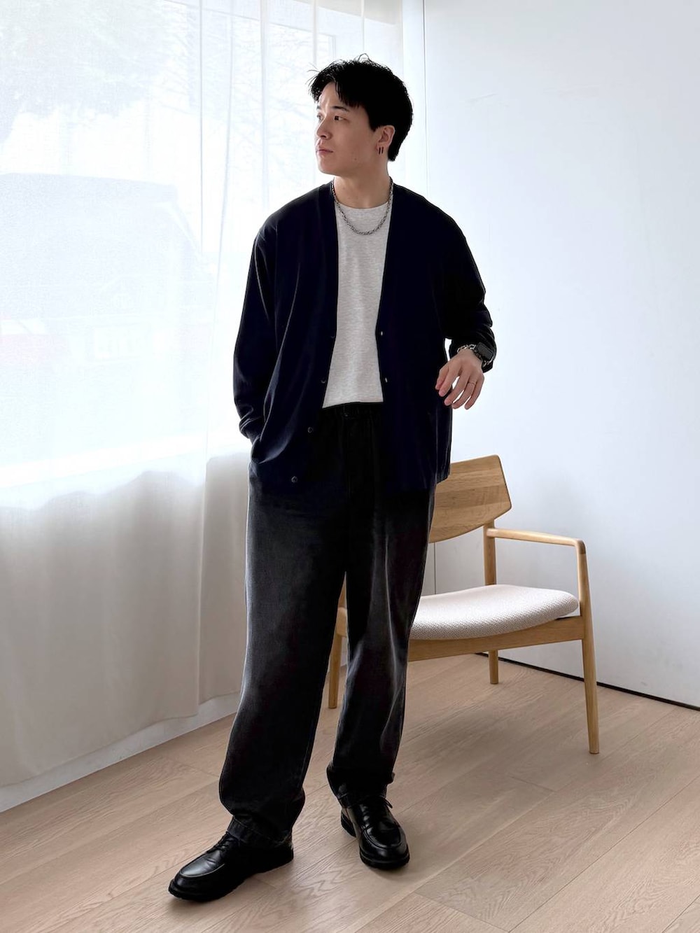 グレー系のTシャツ/カットソー、グレー系のその他シューズ、ブラック系のデニムパンツを着用したメンズの夏コーディネートの2枚目の写真