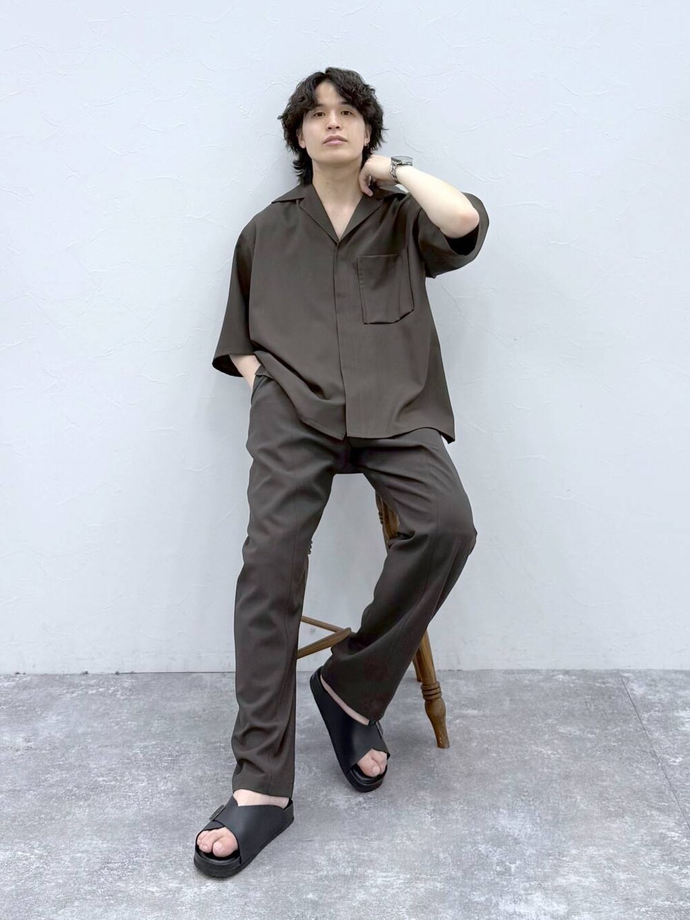 ブラウン系のその他パンツ、ブラウン系のシャツ/ブラウス、ブラック系のサンダルを着用したメンズの春コーディネートの3枚目の写真
