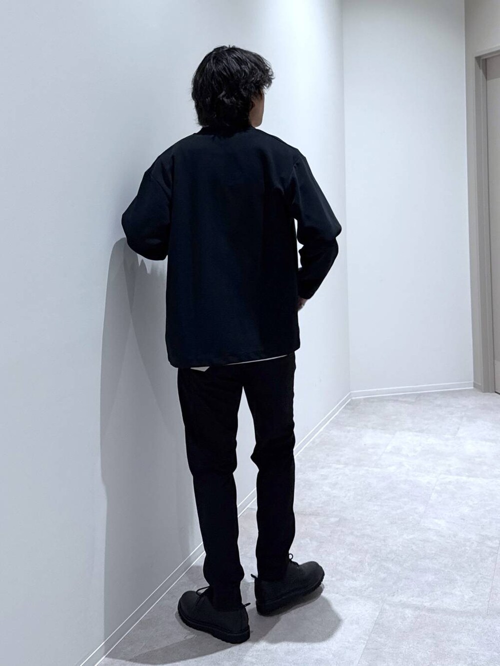 「きれいめ、モテ、ベーシック/シンプル、カーディガン、Tシャツ、テーパードパンツ、GLOBAL WORK、スゴラクシリーズ_GLOBAL WORK、スゴラクパンツ_GLOBAL  WORK、休日コーデ、春コーデ、春夏コーデ、カジュアル、デート/ロマンティック、旅行」｜「GLOBAL WORKのクリーンミラノリブカーディガン/147308（カーディガン/ボレロ、ブラック系）」を使った、yasu（GLOBALWORK）さん（メンズ・175cm）の春コーディネートの4枚目の写真