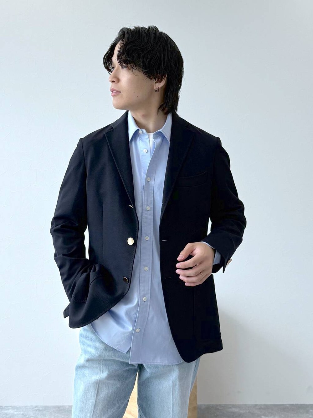 ホワイト系のTシャツ/カットソー、ブルー系のデニムパンツ、ブラック系のその他シューズを着用したメンズの秋コーディネートの6枚目の写真