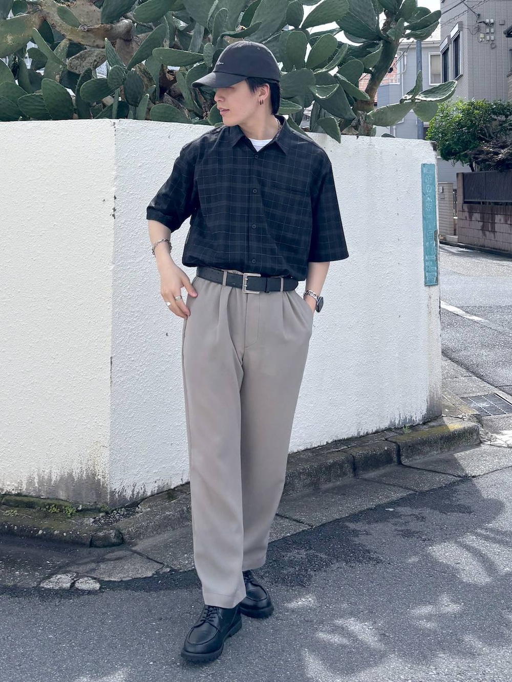 ホワイト系のTシャツ/カットソー、グレー系のその他シューズ、ブラック系のシャツ/ブラウスを着用したメンズの夏コーディネートの6枚目の写真