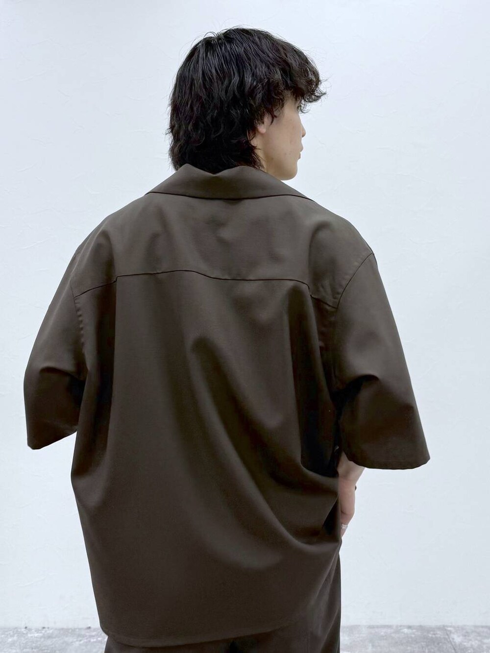 ブラウン系のその他パンツ、ブラウン系のシャツ/ブラウス、ブラック系のサンダルを着用したメンズの春コーディネートの9枚目の写真