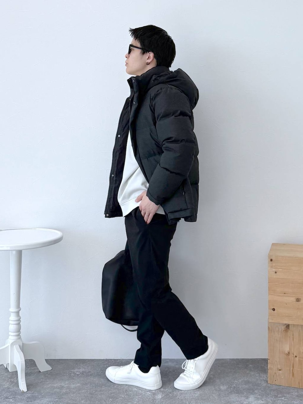 グレー系のダウンジャケット/コート、ブラック系のその他パンツ、ホワイト系のスウェットを着用したメンズの秋コーディネートの4枚目の写真