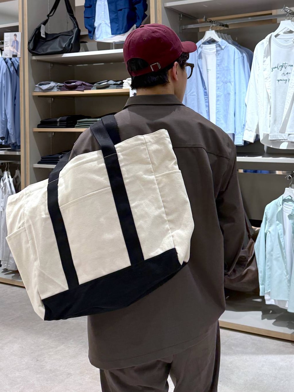 ブラウン系のその他パンツ、ブラウン系のシャツ/ブラウス、ホワイト系のスニーカーを着用したメンズの春コーディネートの8枚目の写真