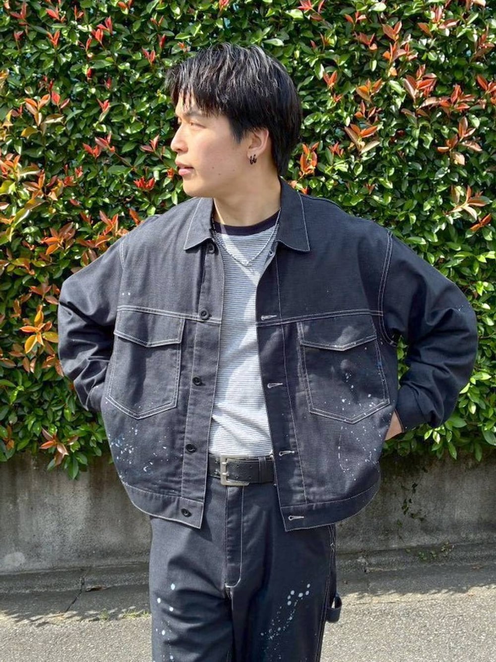 ブルー系のTシャツ/カットソー、グレー系のその他シューズ、ブルー系のデニムパンツを着用したメンズの秋コーディネートの2枚目の写真