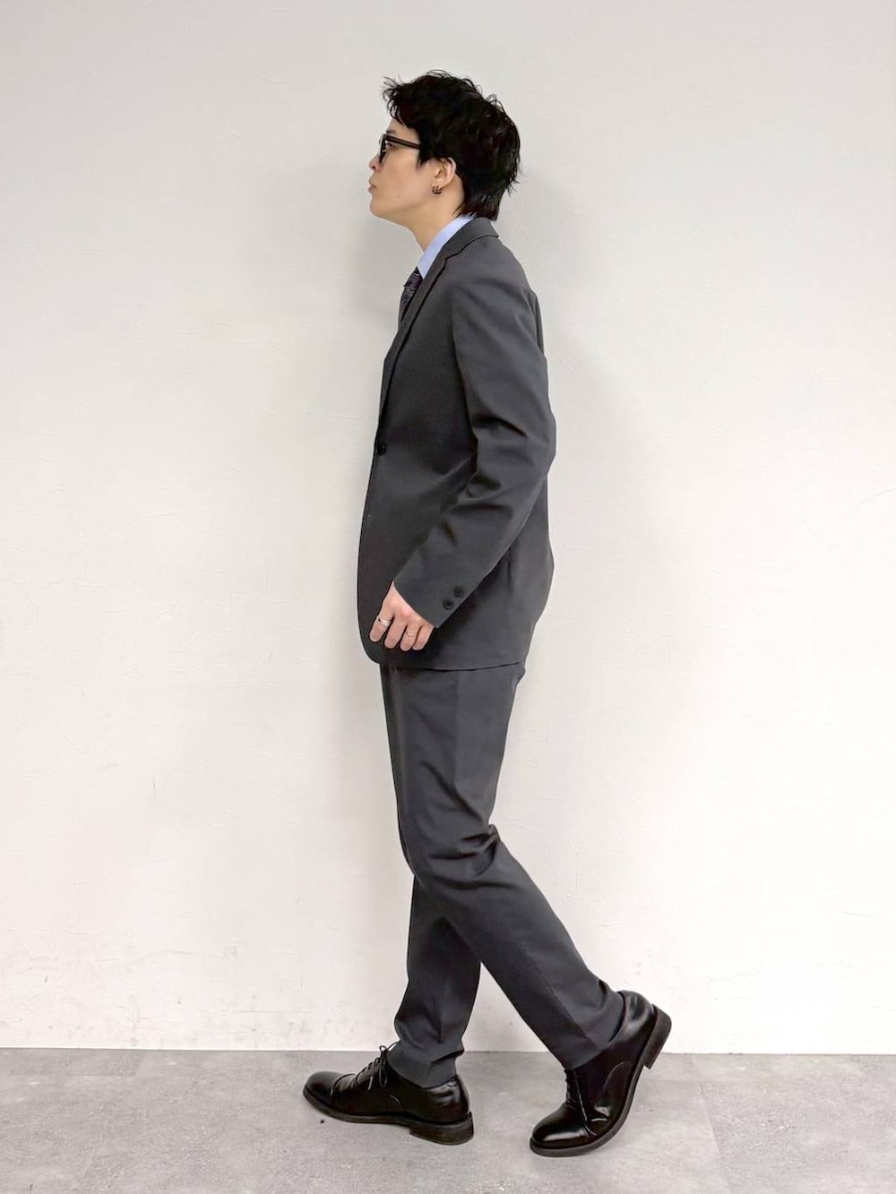 ブラック系のその他シューズ、ブルー系のシャツ/ブラウス、グレー系のテーラードジャケットを着用したメンズの冬コーディネートの4枚目の写真