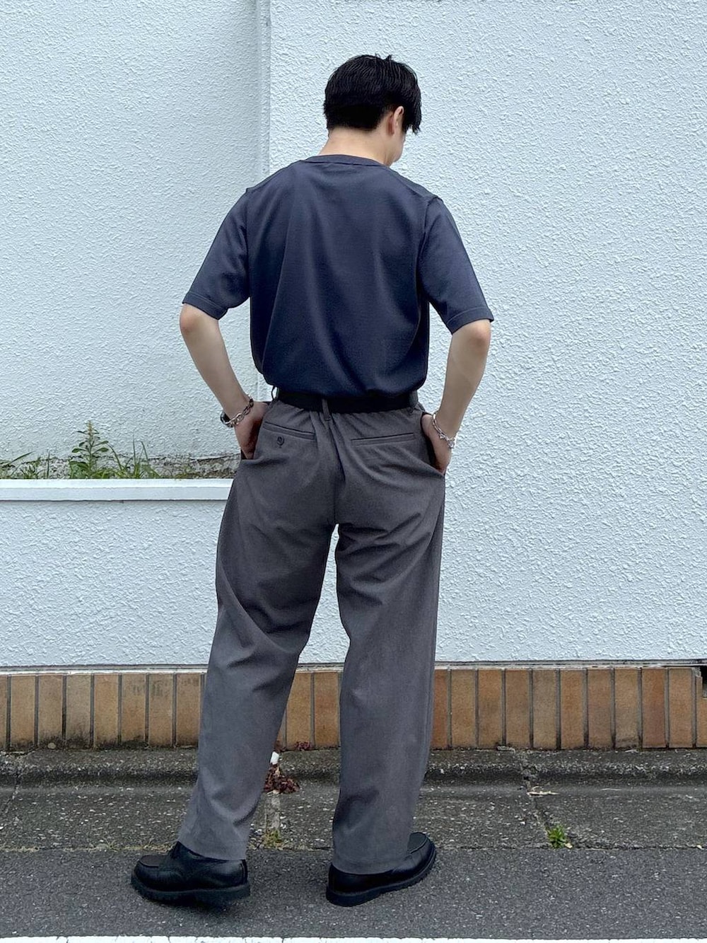 グレー系のニット/セーター、グレー系のその他シューズ、グレー系のその他パンツを着用したメンズの夏コーディネートの4枚目の写真