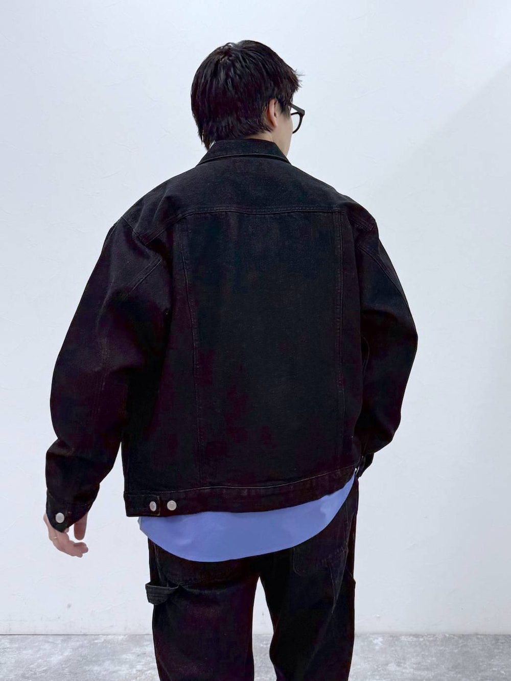 ブラック系のその他シューズ、ブラック系のデニムジャケット、ブルー系のシャツ/ブラウスを着用したメンズの冬コーディネートの8枚目の写真