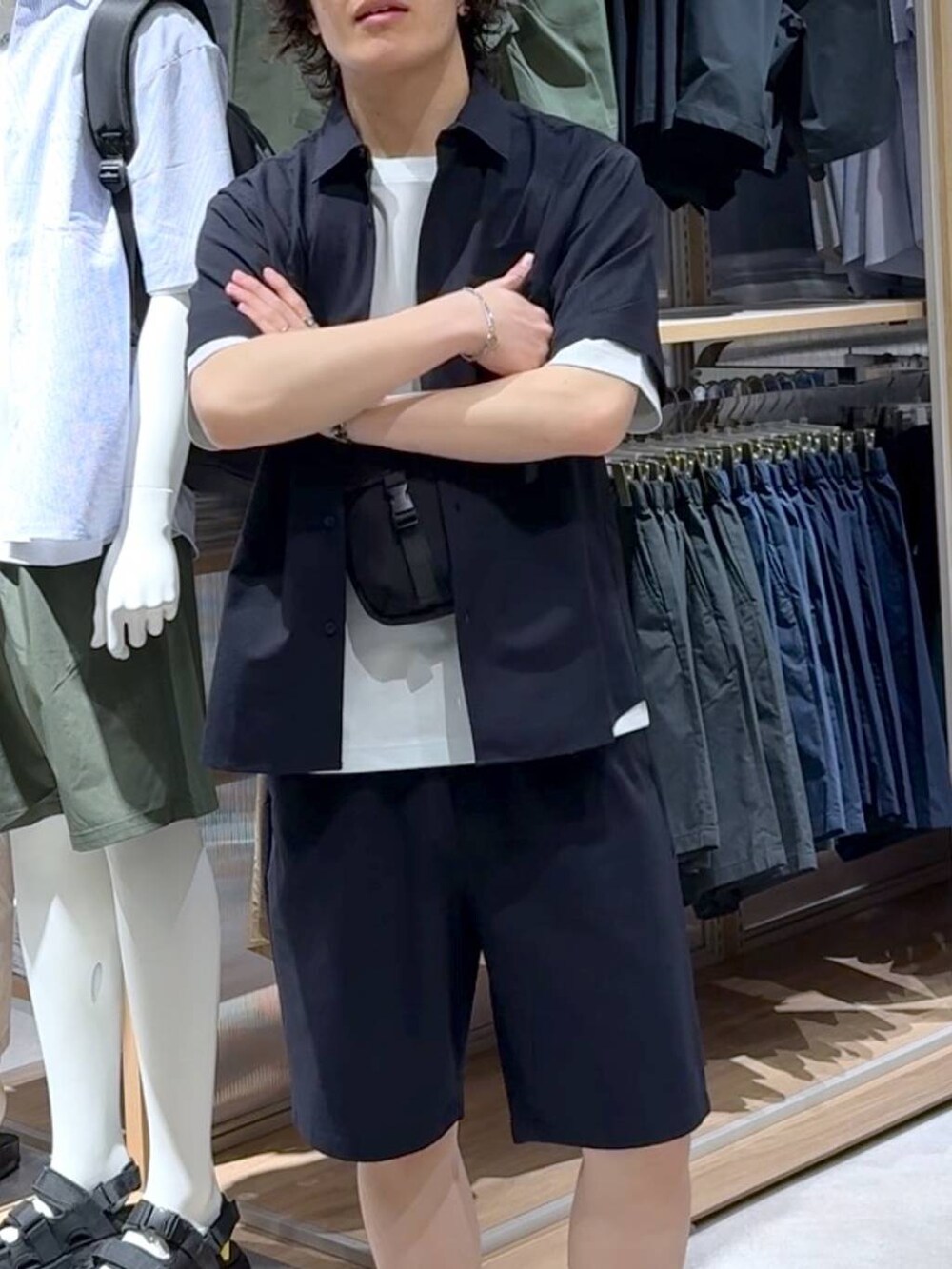 ブルー系のシャツ/ブラウス、ブラック系のサンダル、ブルー系のその他パンツを着用したメンズの夏コーディネートの2枚目の写真
