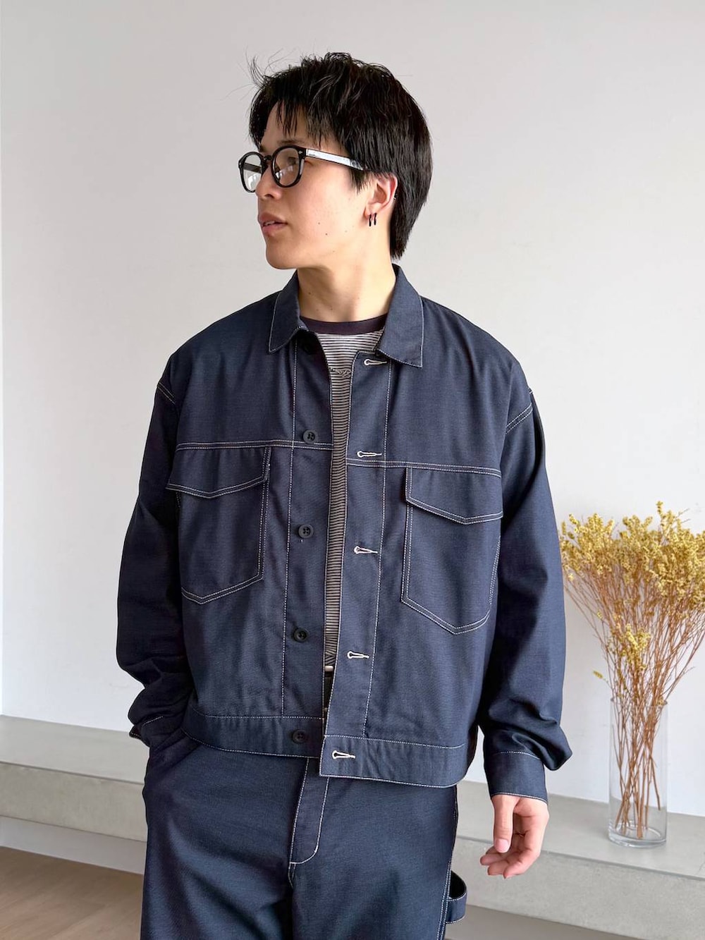ブルー系のTシャツ/カットソー、グレー系のその他シューズ、ブルー系のデニムパンツを着用したメンズの秋コーディネートの5枚目の写真