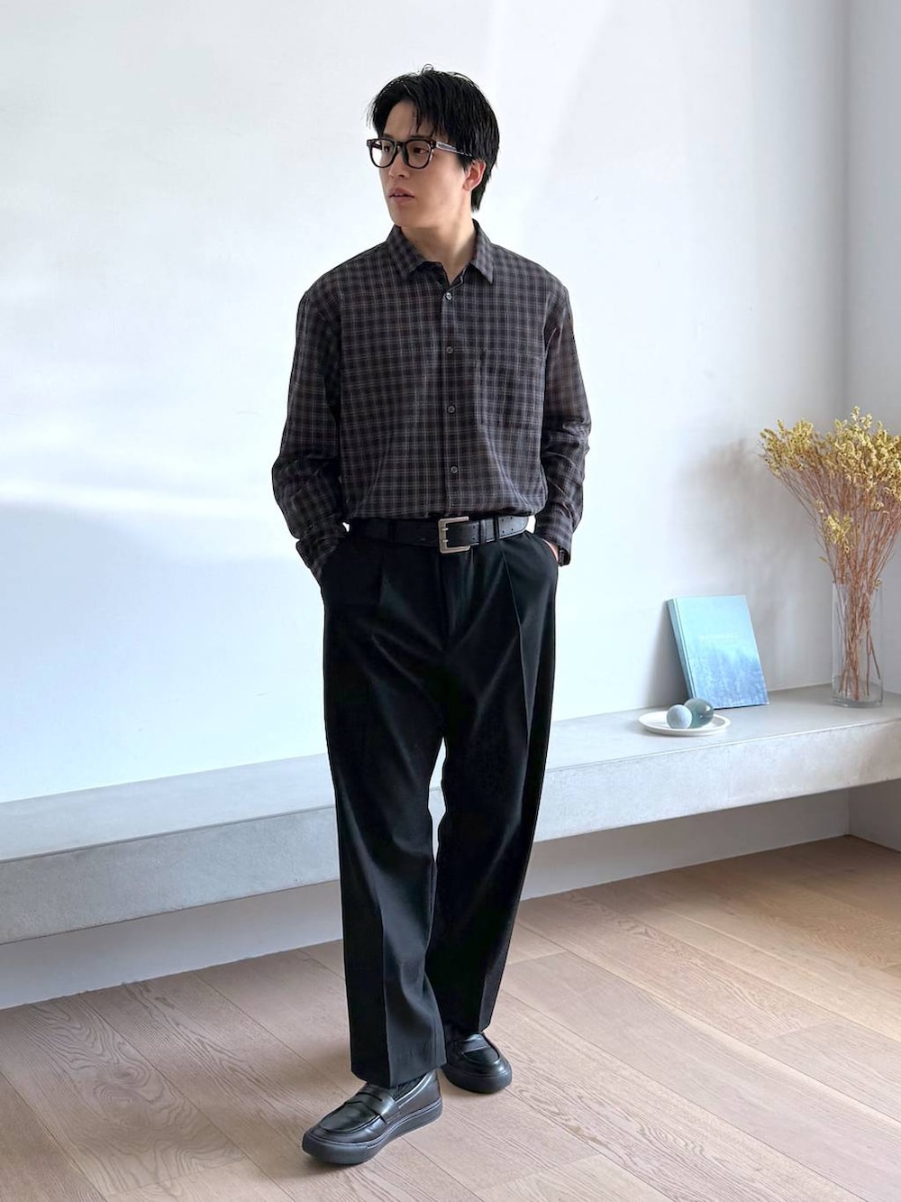 ブラック系のシャツ/ブラウス、グレー系のその他シューズ、ブルー系のその他パンツを着用したメンズの秋コーディネートの2枚目の写真