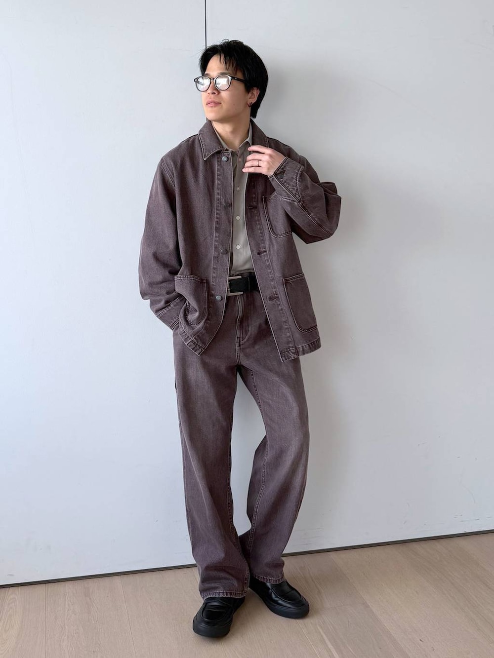 グレー系のその他シューズ、グレー系のシャツ/ブラウス、ブラウン系のデニムパンツを着用したメンズの秋コーディネートの2枚目の写真