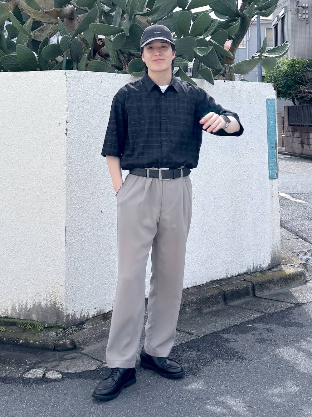 ホワイト系のTシャツ/カットソー、グレー系のその他シューズ、ブラック系のシャツ/ブラウスを着用したメンズの夏コーディネートの2枚目の写真