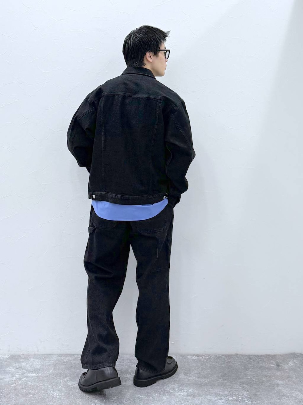 ブラック系のその他シューズ、ブラック系のデニムジャケット、ブルー系のシャツ/ブラウスを着用したメンズの冬コーディネートの5枚目の写真