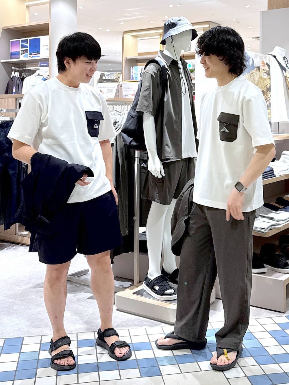 ブルー系のその他パンツ、グリーン系のその他パンツ、ブルー系のシャツ/ブラウスを着用したメンズの夏コーディネートの3枚目の写真