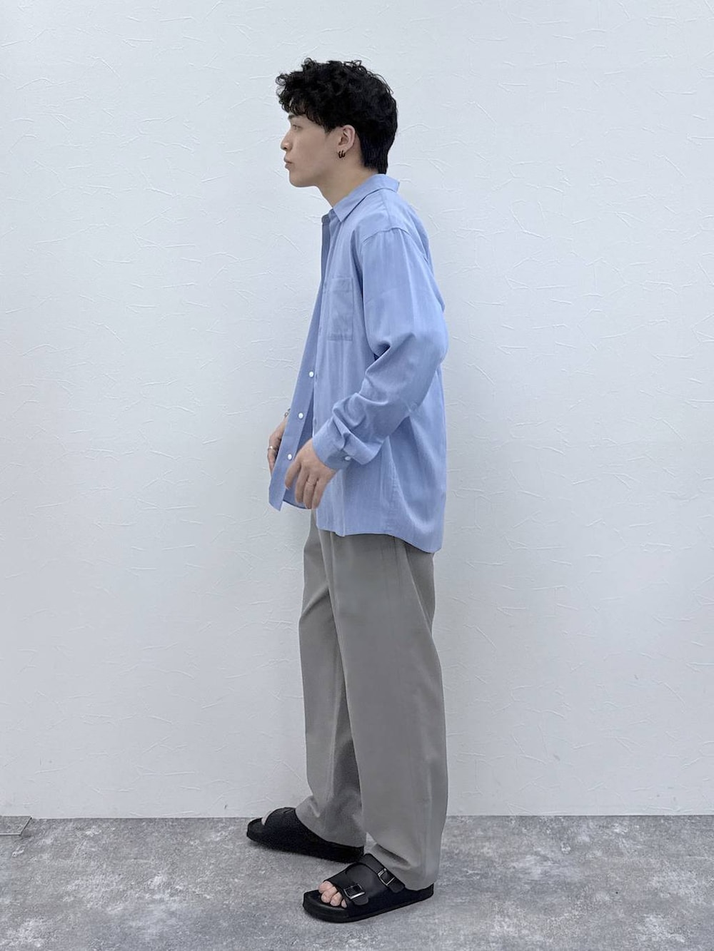 ベージュ系のその他パンツ、ホワイト系のTシャツ/カットソー、ブルー系のシャツ/ブラウスを着用したメンズの春コーディネートの3枚目の写真