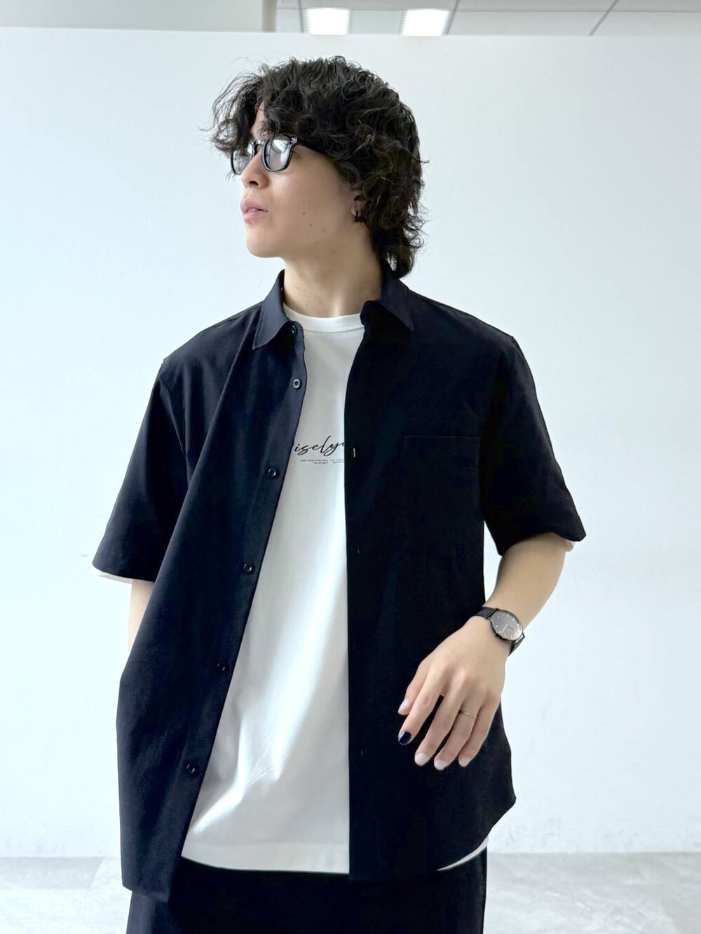 ブラック系のその他パンツ、ブラック系のシャツ/ブラウス、ホワイト系のTシャツ/カットソーを着用したメンズの夏コーディネートの5枚目の写真